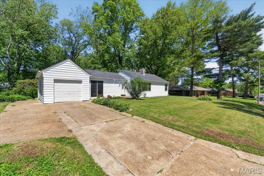 8819 May Ave