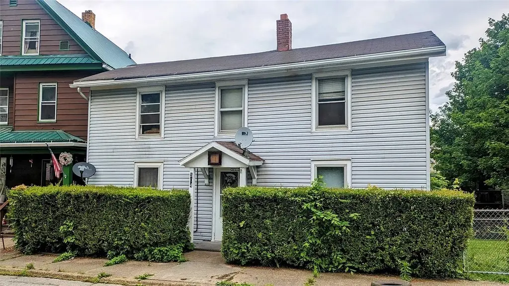 304 E 4th St