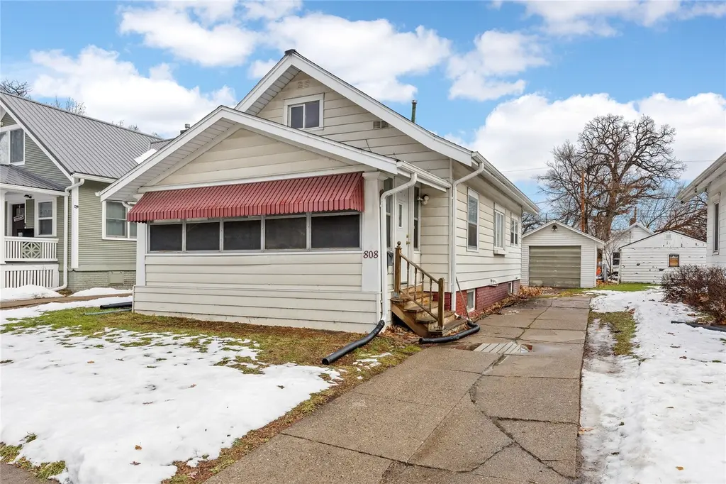 808 Oakland NE