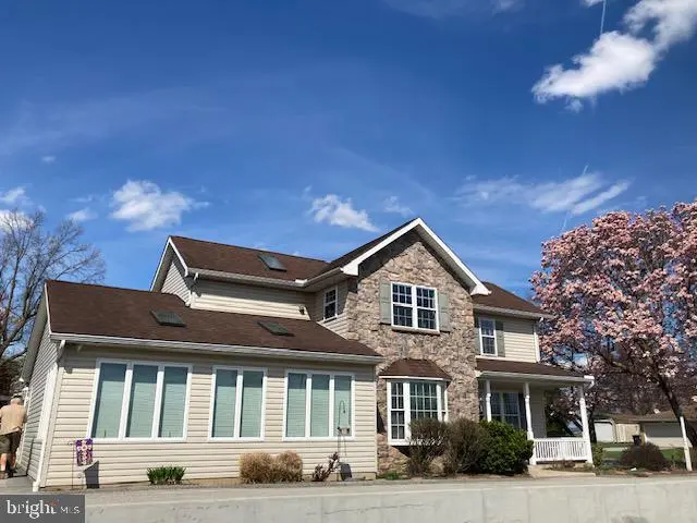 8 & 10 N Kinzer Rd