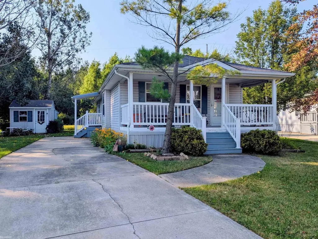 153 Meadow Ln