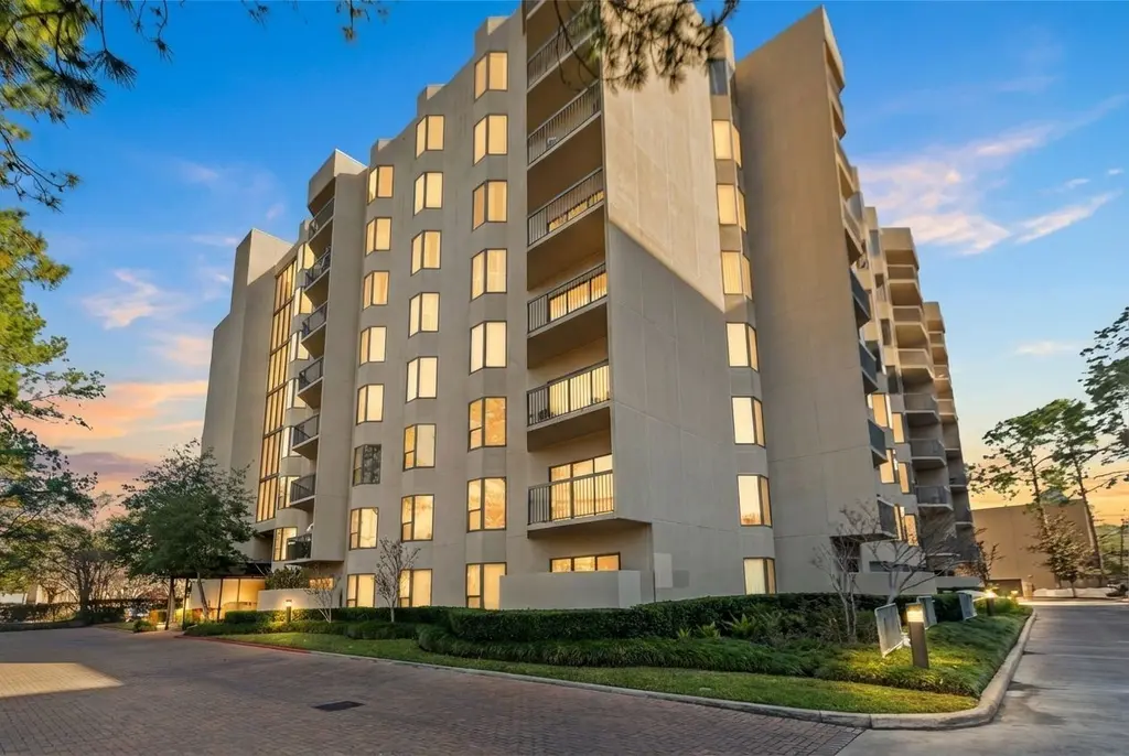 661 Bering Dr #504
