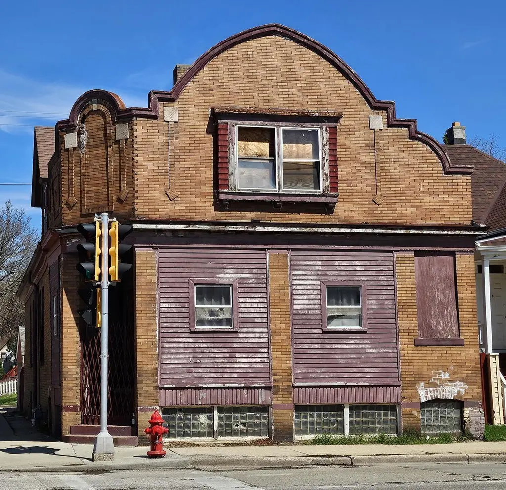 1938 W Lincoln Ave
