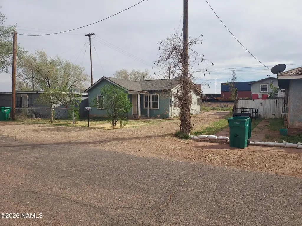 913 W First St