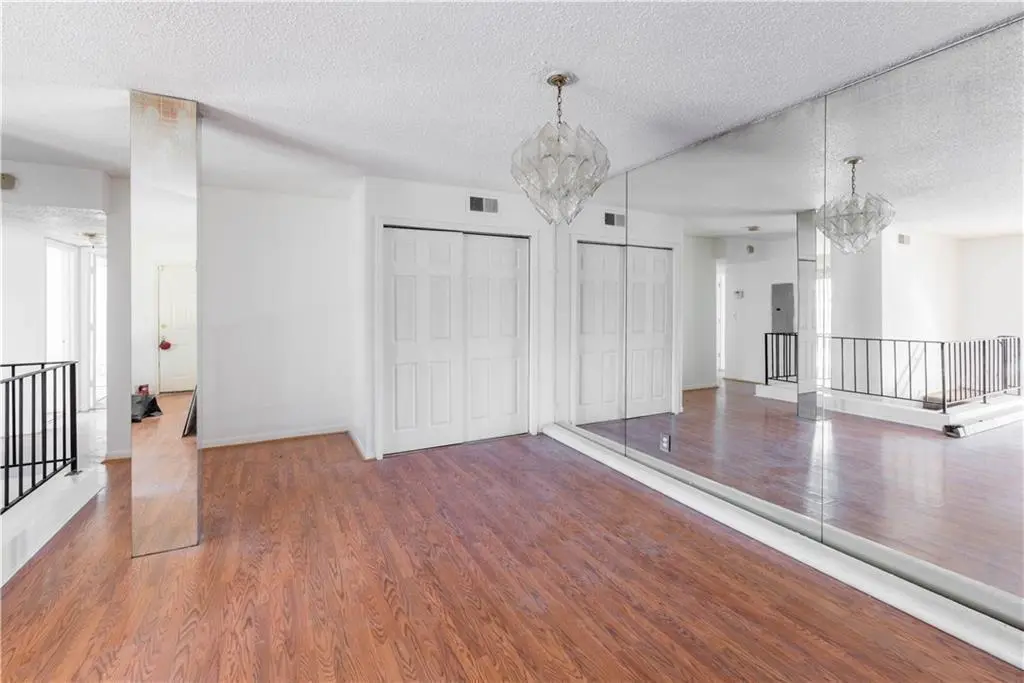 1213 Camelot Dr