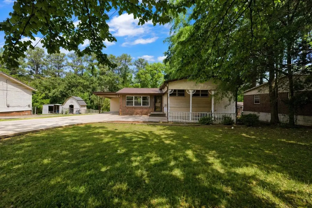 1315 Lakeside Dr NW