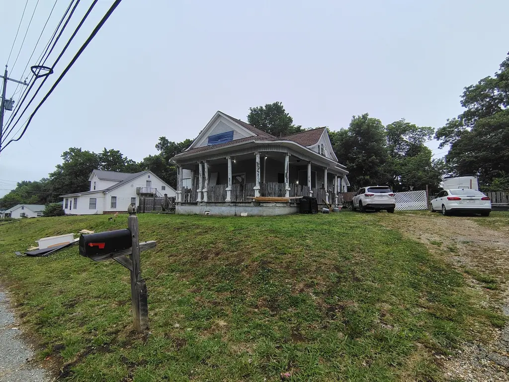 112 N Grayson St