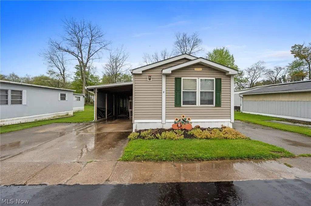 6 Laverne Ln