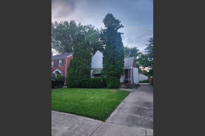 2048 Hunt Club Dr