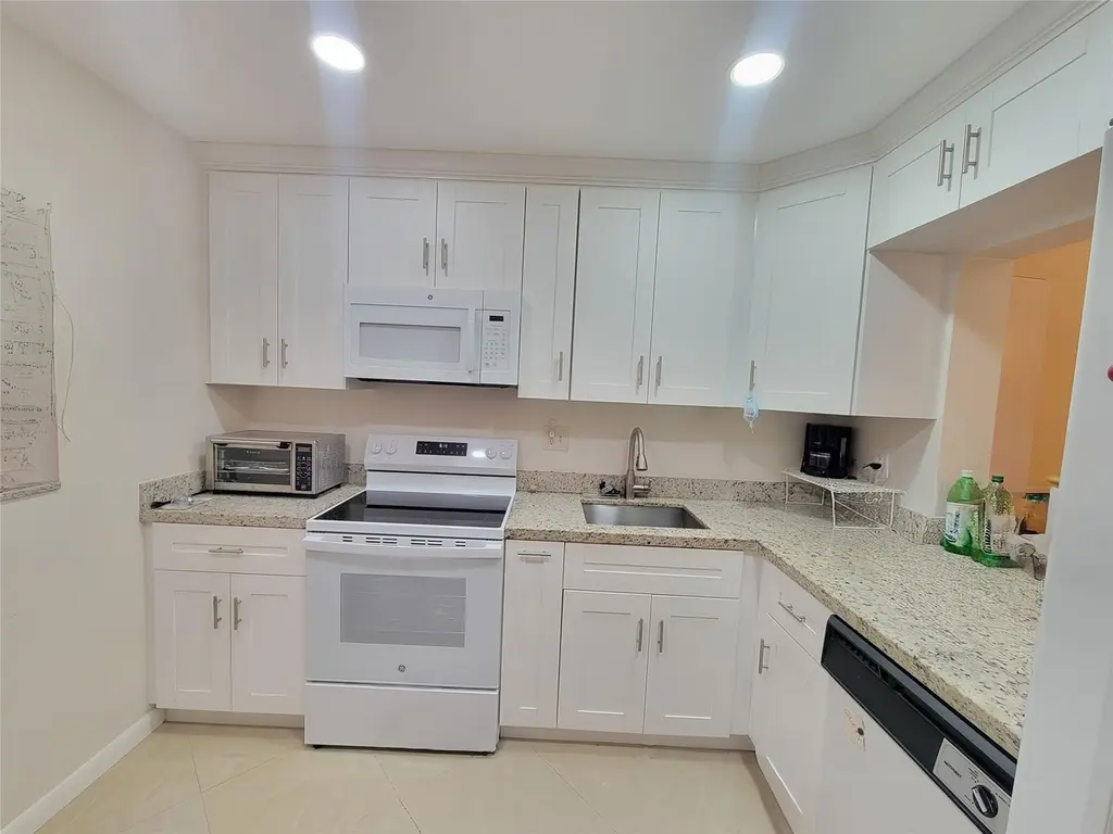 5945 Del Lago Cir