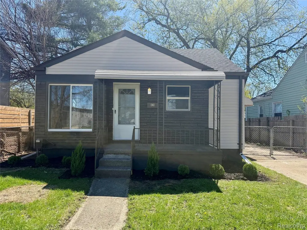 828 E Elza Ave