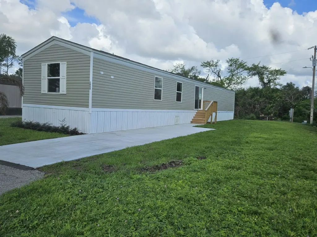 1089 Myakka Dr