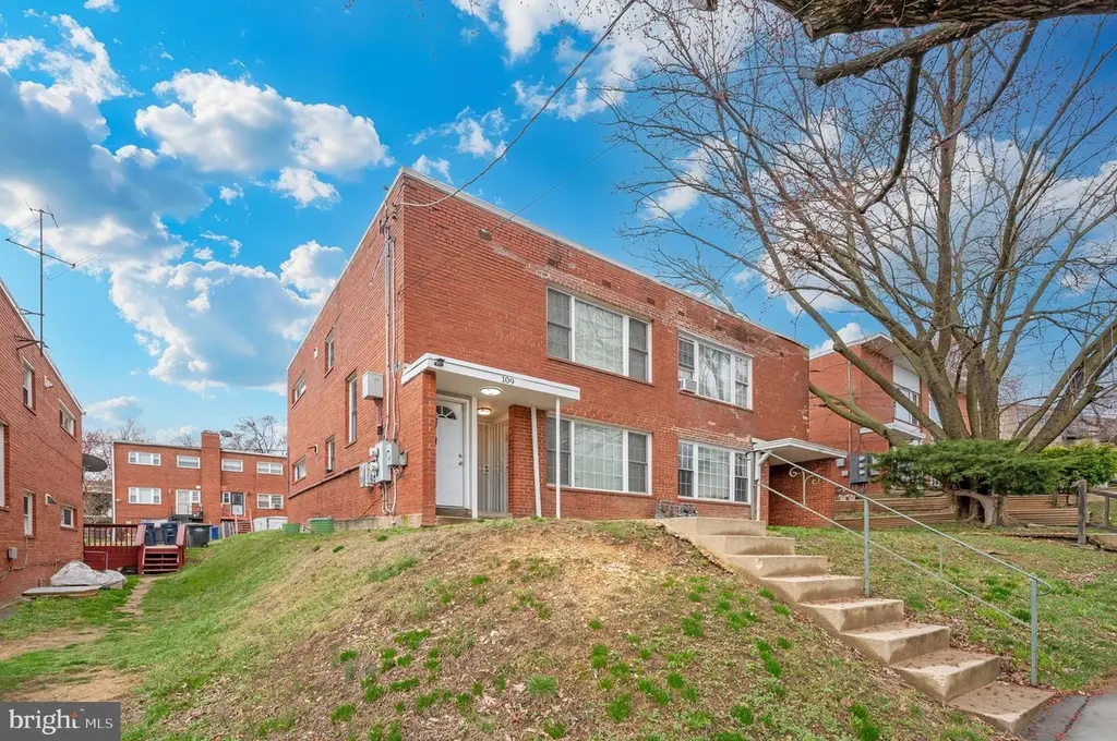 109 Webster St NE
