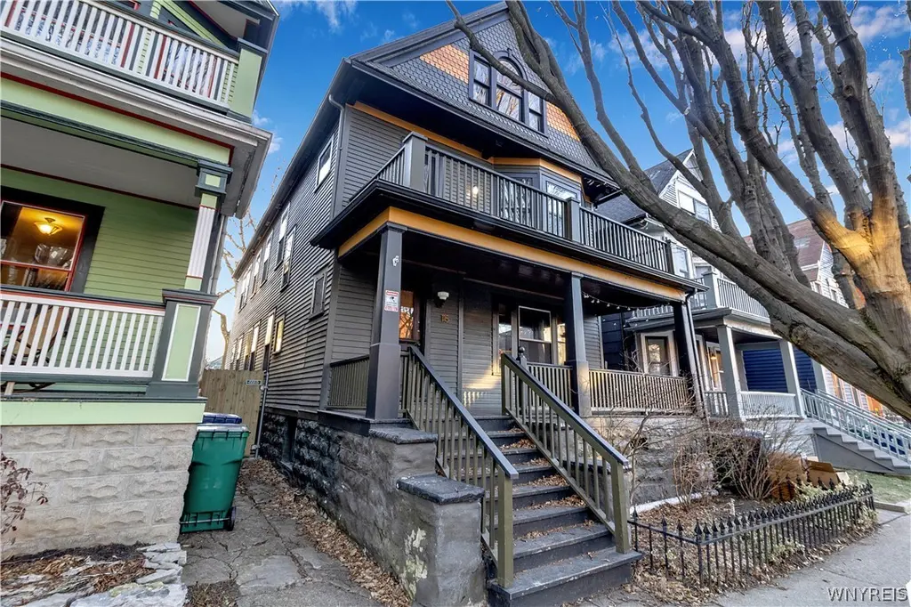 115 College St