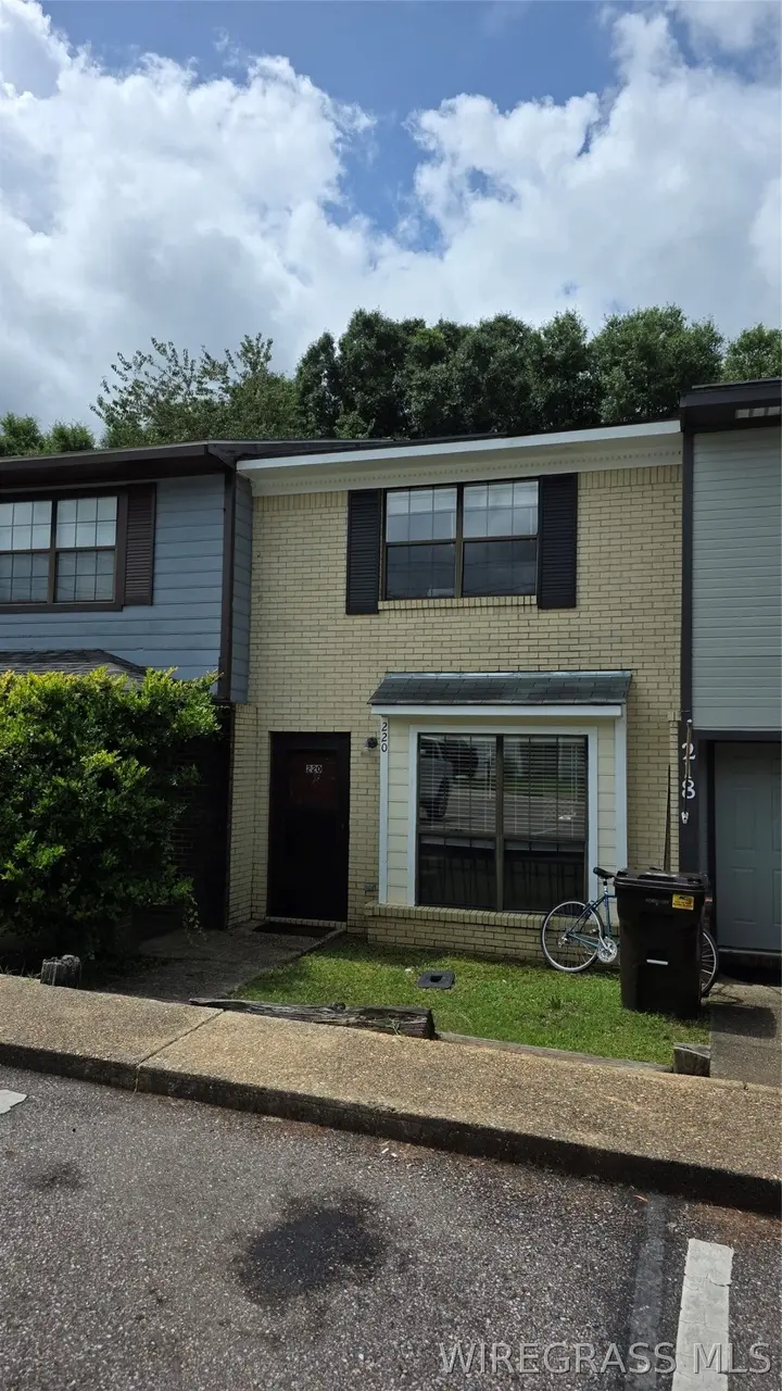 220 Edith Way