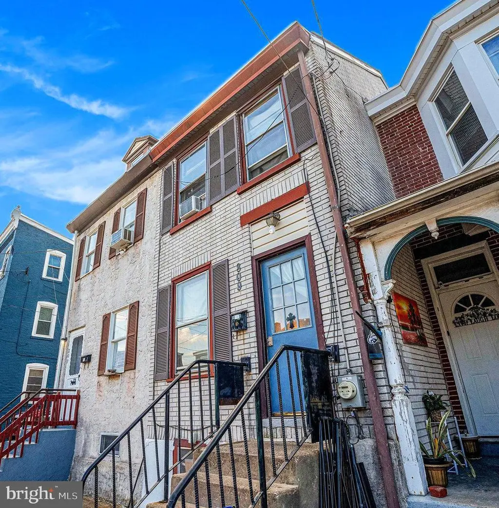 809 George St