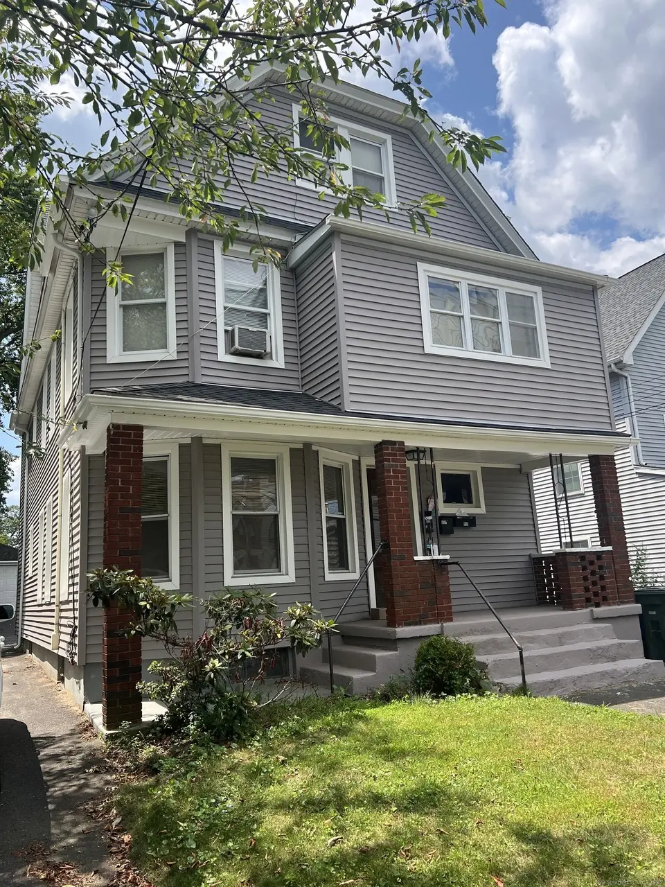 855 Brewster St