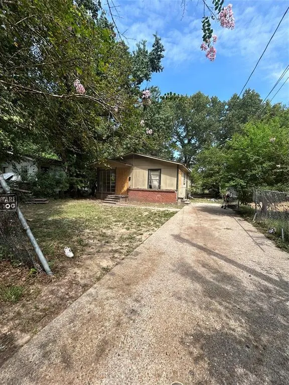 3918 Adrian St