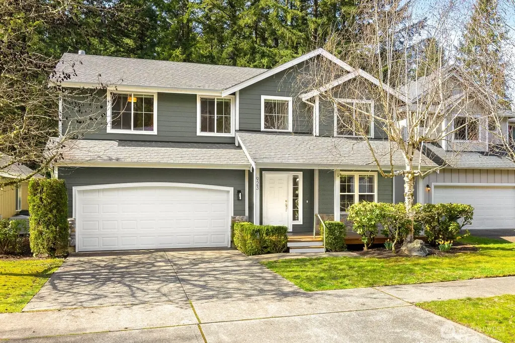 923 Sarah Ct NW