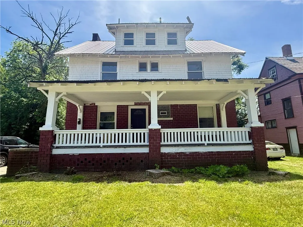 399 W Warren Ave