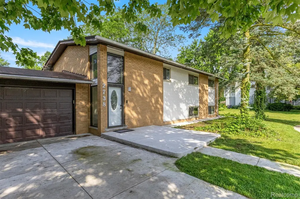 2738 Berry Dr