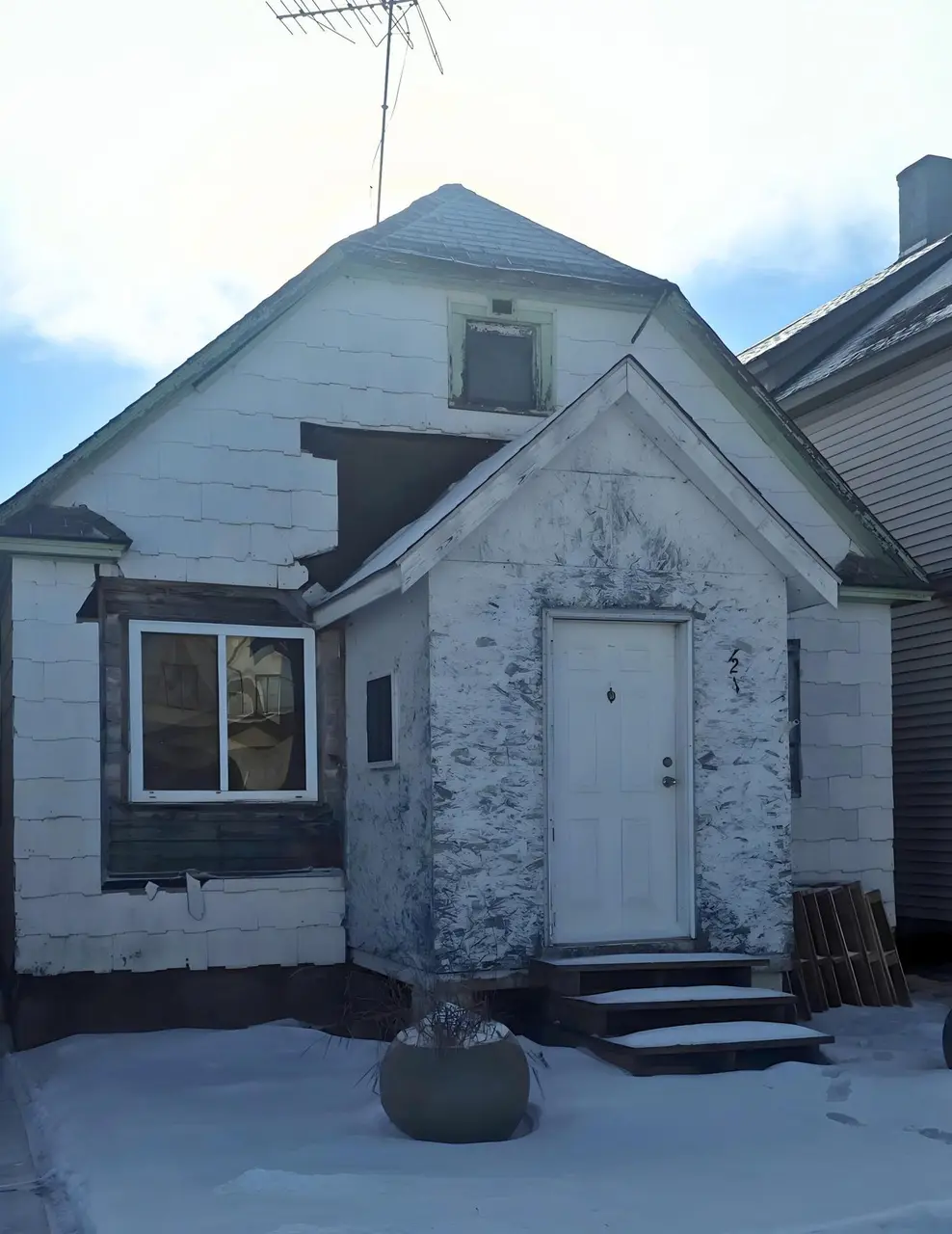 121 W 2nd Ave