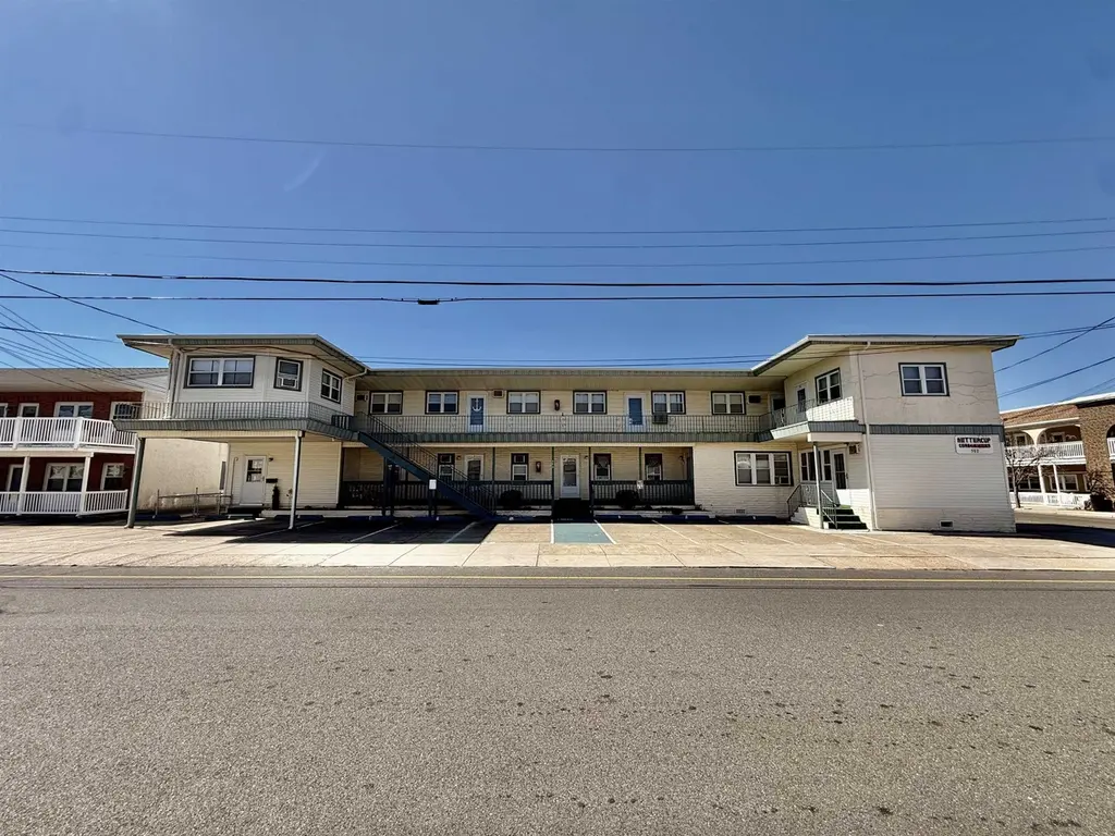 302 E Buttercup Rd #6