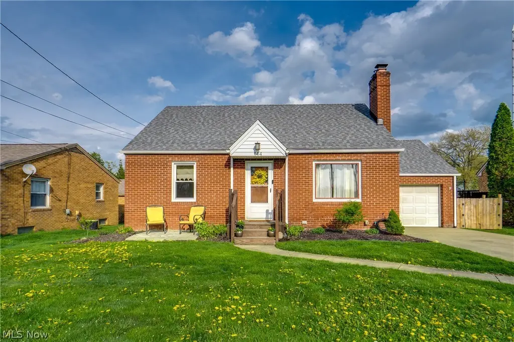 144 Perry Dr NW