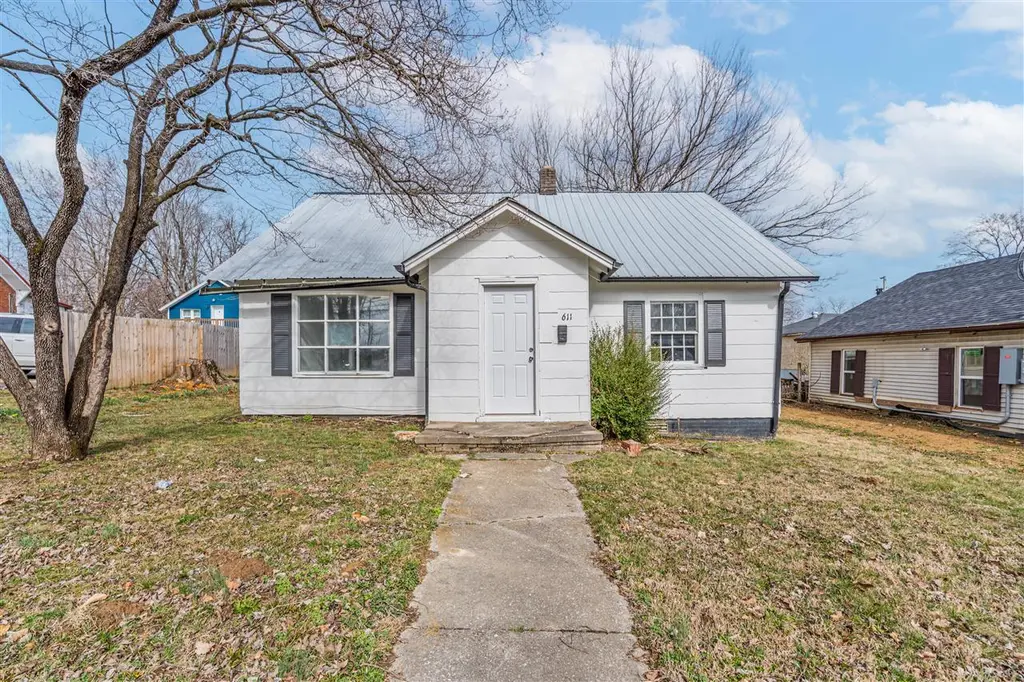 611 E Main St