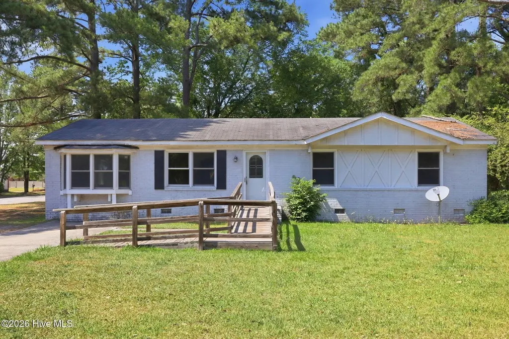 101 Fairwood Ln