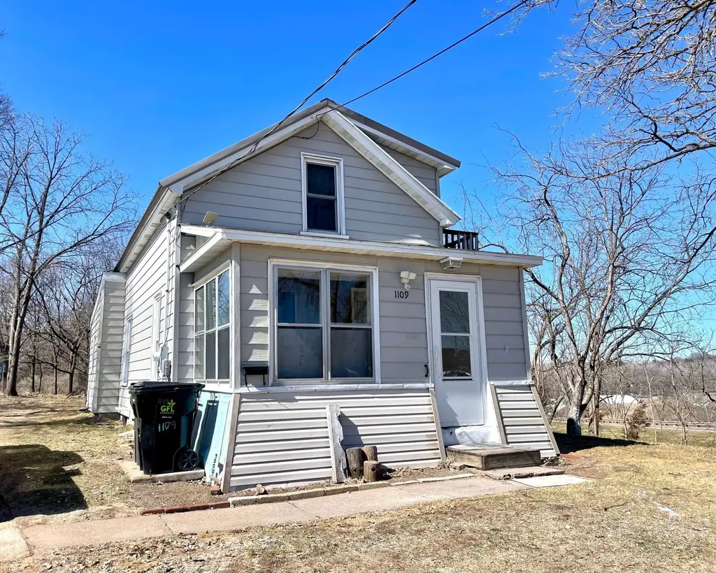 1109 3rd St W