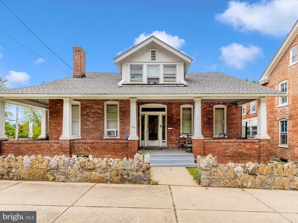 250 E E Main St