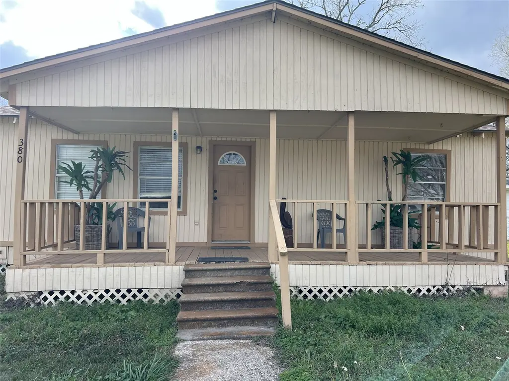 380 Governors Hogg Dr