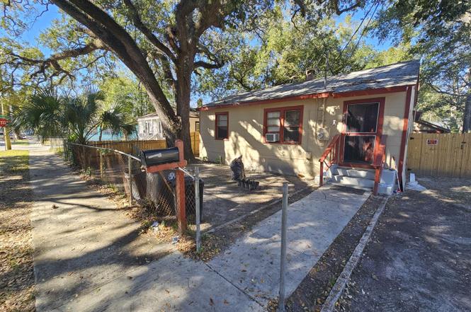 1045 Winthrop St