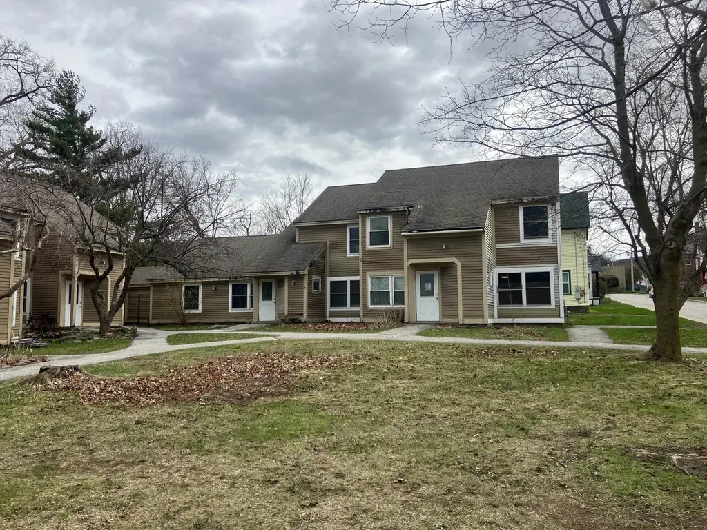 35 Hoyt St #2