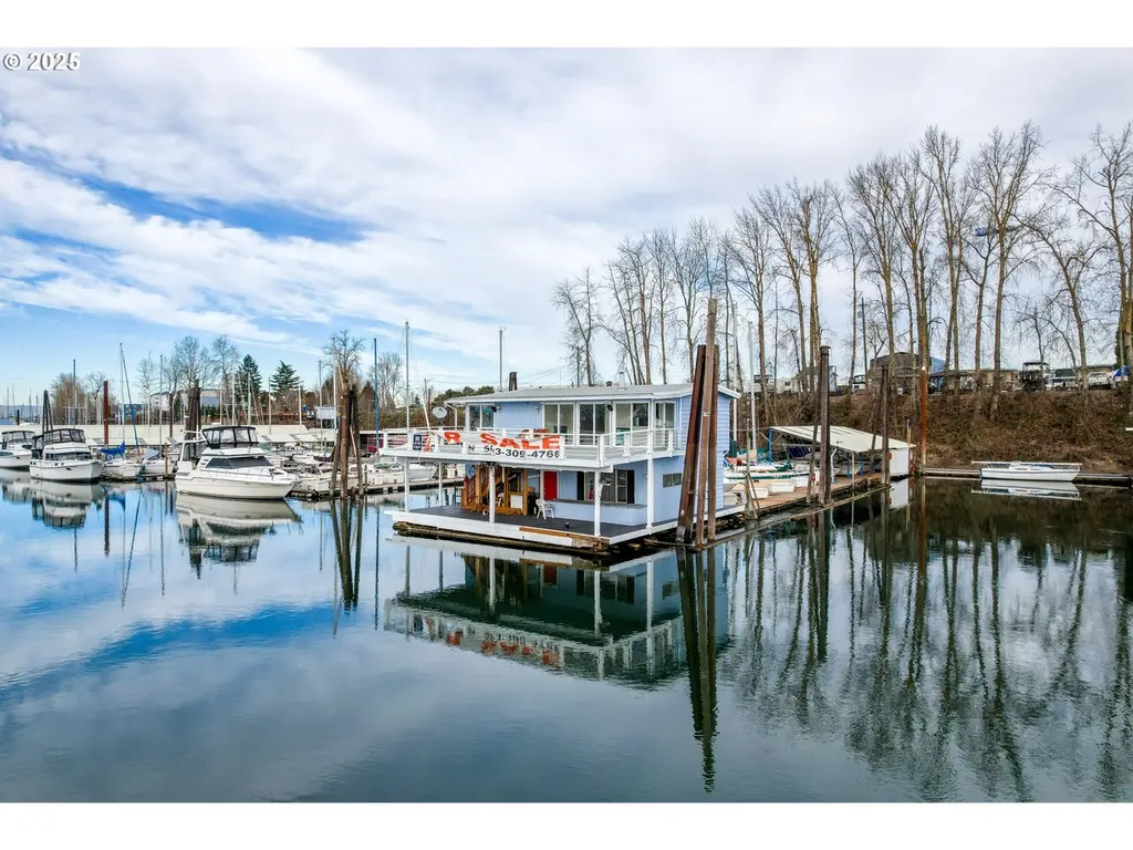 300 NE Tomahawk Island Dr Unit E10