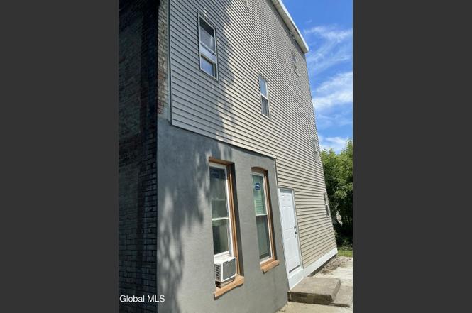 144 Broad St