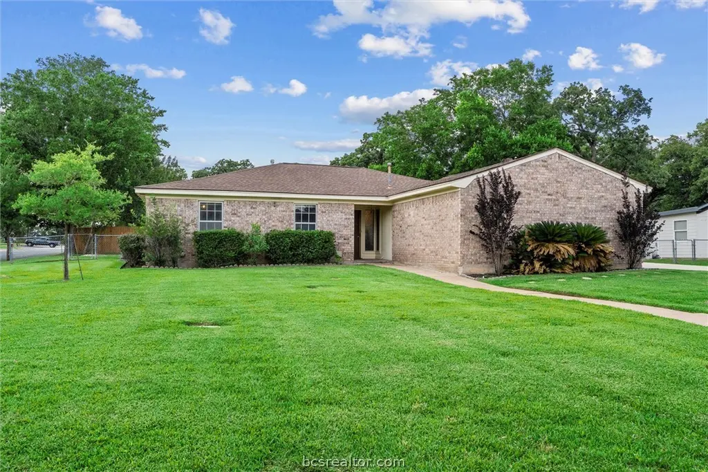 1201 Hawk Tree Dr