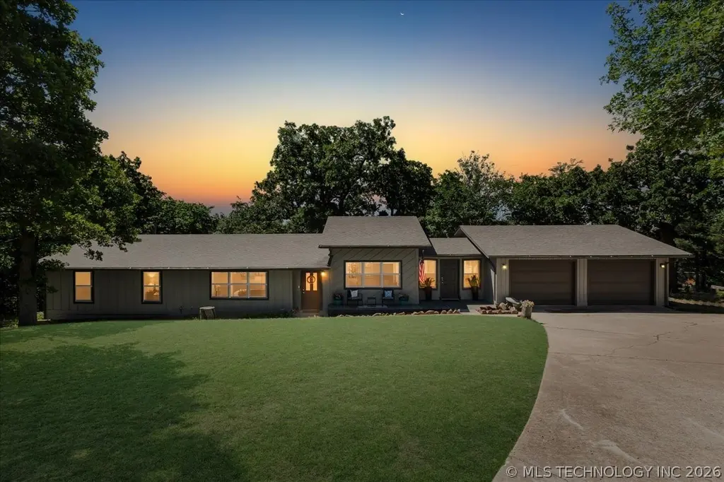 2578 W Hillcrest Dr