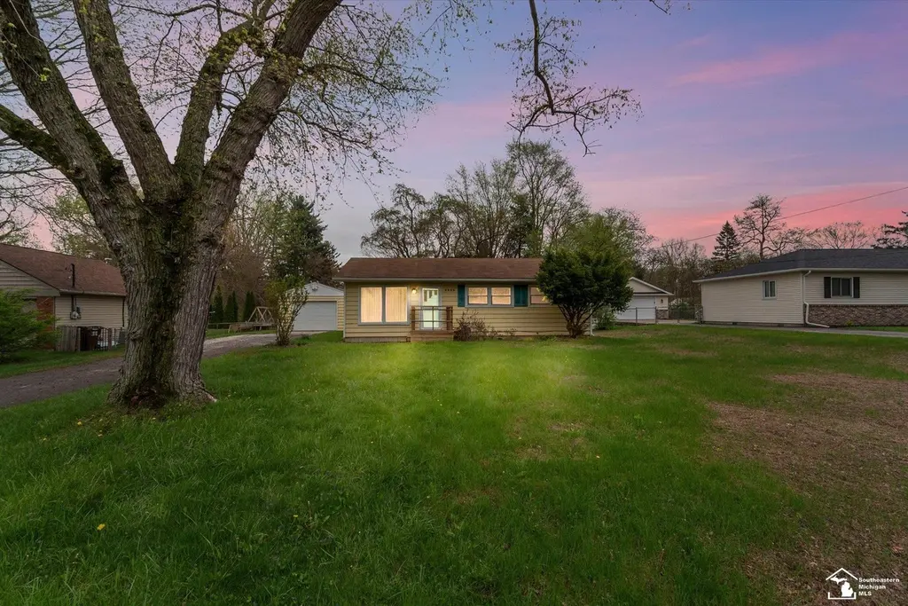 8898 Woodside Dr