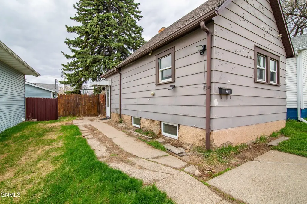 211 9th Ave NE