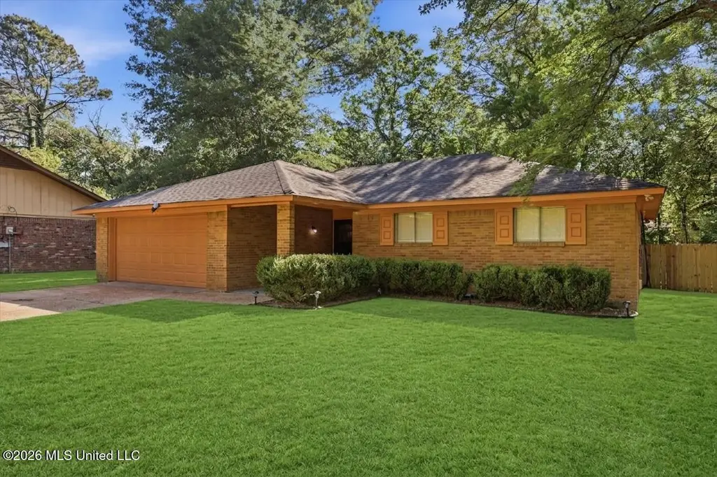 170 W Woodcrest Dr