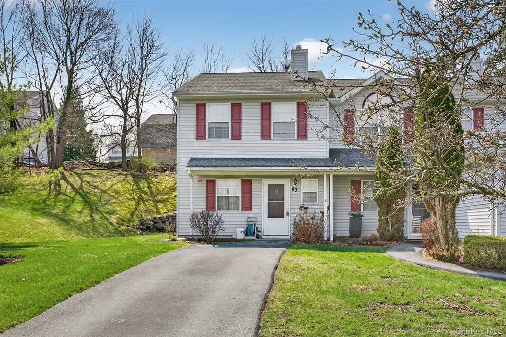 83 Lois Ln
