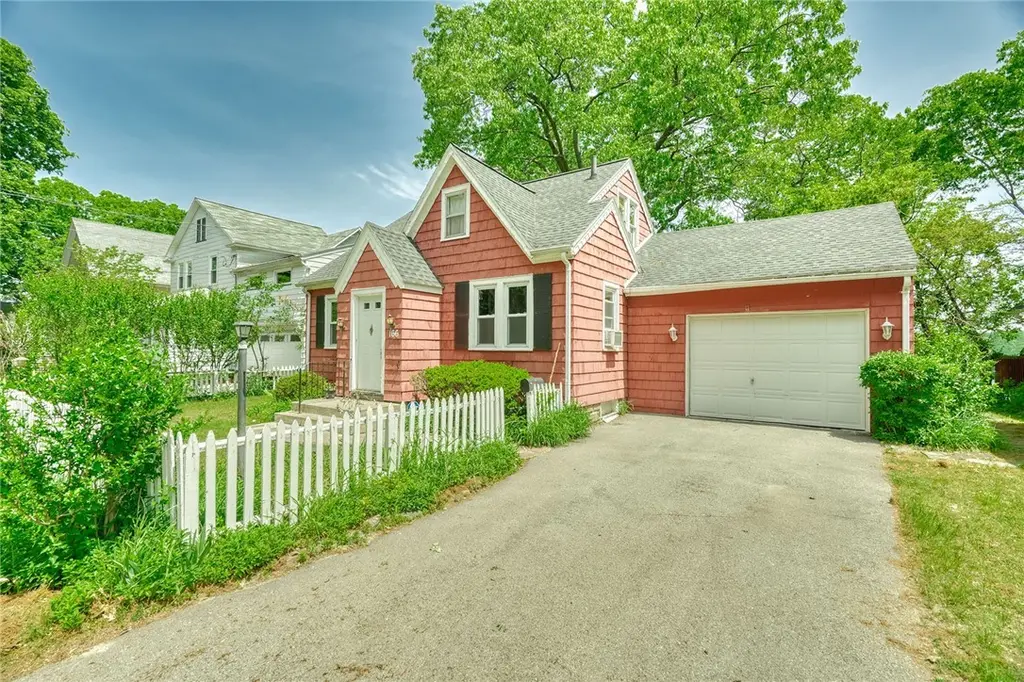 166 Pleasant Ave