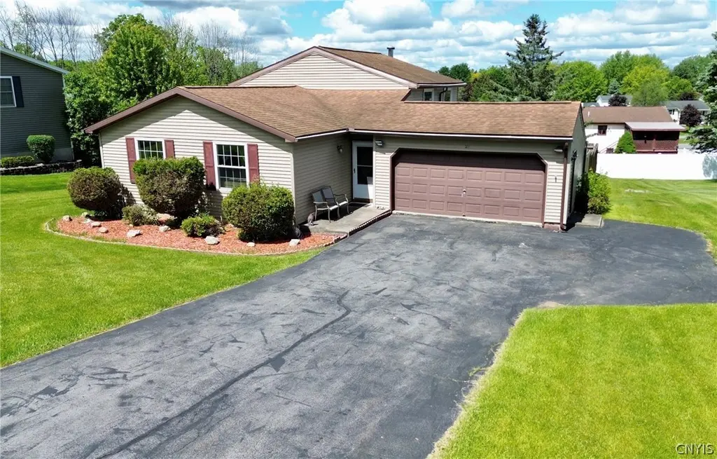 27 Meadowbrook Dr