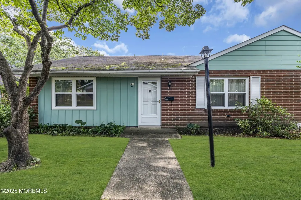 61 Buckingham Dr Unit A