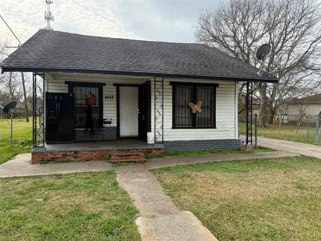 1037 New Orleans Ave Ave