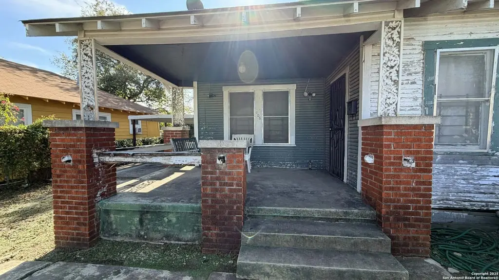 906 Canton