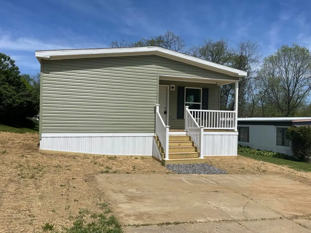 90 Laurie Ln