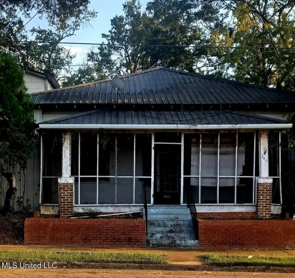 108 E North St